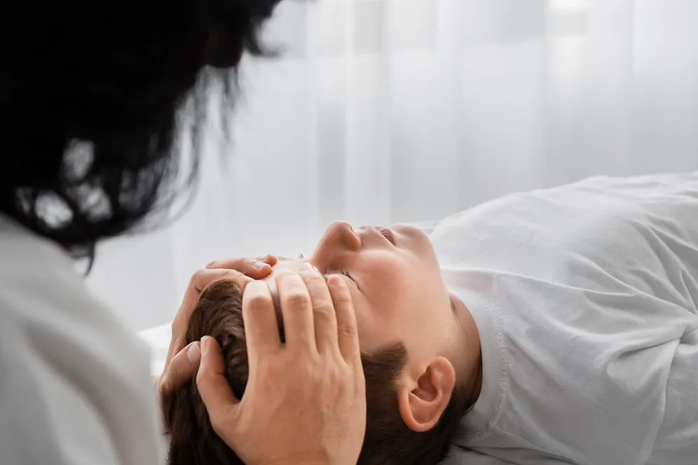osteopathist-treating-child-hospital